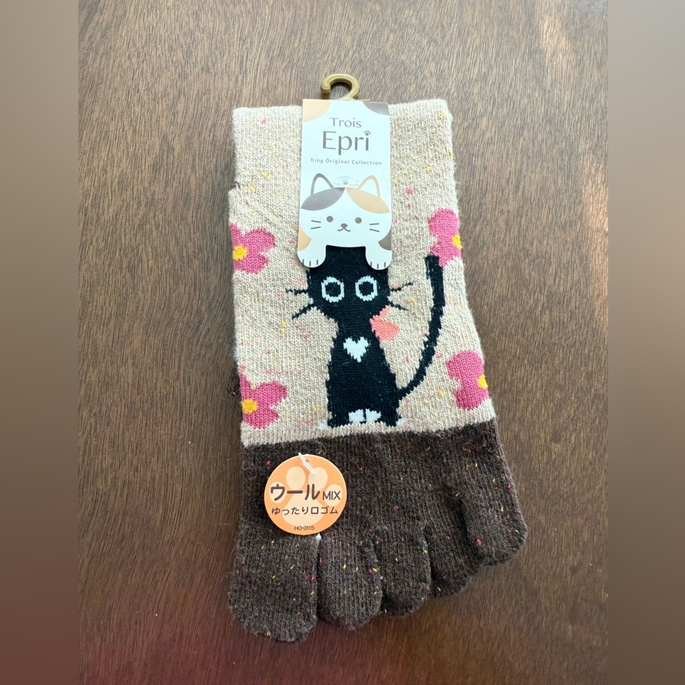 NWT - Brand New Japanese styled Cat Design Wool Mix Socks - Brown and Cream